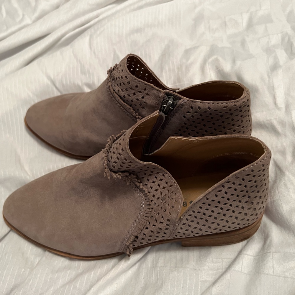 Lucky Brand ankle boots. Size 8. Light gray/brown